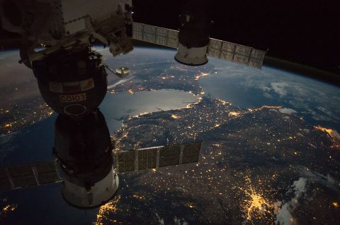Te nocne zdjęcia Ziemi wykonane z Kosmosu, zapierają dech w piersiach