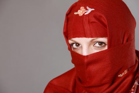 Dlaczego muzułmańskie kobiety zasłaniają twarz? Czy nikab to faktycznie wymóg religii?