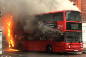 Pożar autobusu w Kingston upon Thames, akcja gaszenia pożaru trwała ponad godzinę