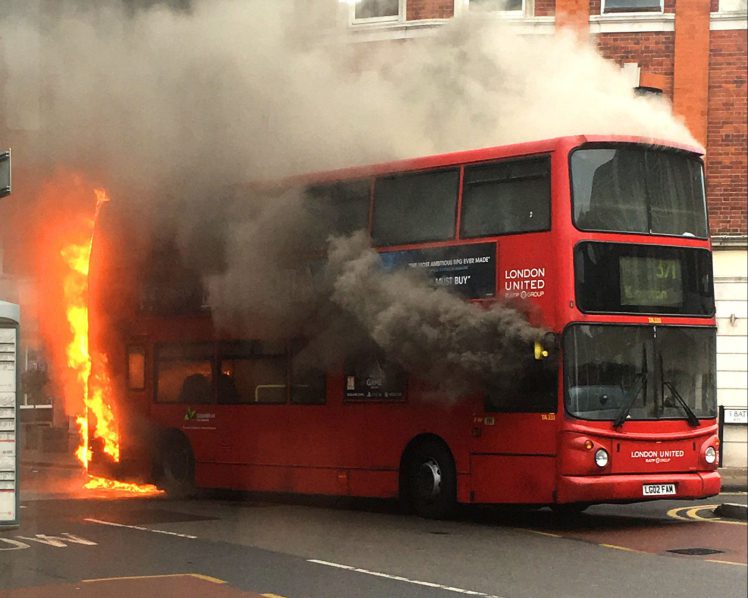 Pożar autobusu w Kingston upon Thames, akcja gaszenia pożaru trwała ponad godzinę