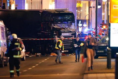 Powtórka z Nicei? Terrorysta w ciężarówce na polskich tablicach wjechał w tłum ludzi w Berlinie