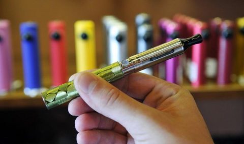 Palisz e-papierosy? Sprawdź których aromatów unikać