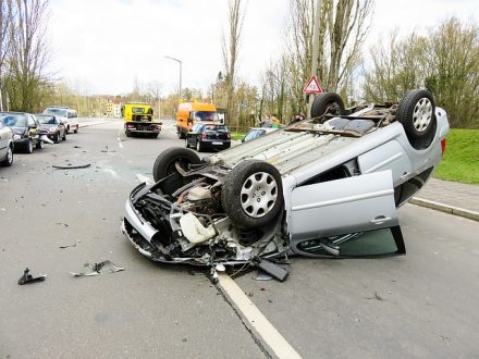 Przemęczeni, rozmawiający przez telefon komórkowy i z kanapką w ręku – oto obraz polskich kierowców