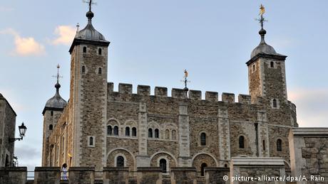 Tower of London, wybudowana w roku 1066 przez Wilhelma Zdobywcę, służyła między innymi jako rezydencja i więzienie. Jednym z najciekawszych miejsc dla turystów jest skarbiec pełen królewskich klejnotów. Brytyjska Korona Państwowa, insygnium ceremonialne królowej, najczęściej opuszcza pomieszczenie. Turyści wówczas na jej miejscu widzą tabliczkę z napisem: "W użyciu". Fot. Źródło: dw.de
