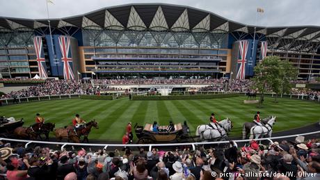 Royal Ascot
Królowa uwielbia konie, które też hoduje. Royal Ascot, znane na całym świecie prestiżowe wyścigi, są obowiązkowym punktem programu Jej Królewskiej Wysokości. Każdego roku w czerwcu otwiera 5-dniowe wydarzenie. Na wyścigach uwaga skupiona jest nie tylko na najszybszych koniach, ale także na kolorze kapelusza królowej. Fot. Źródło: dw.de