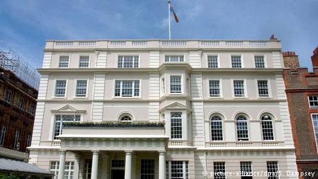 Clarence House
Przed wstąpieniem na tron Elżbieta II spędziła ze swoim mężem trochę czasu w Clarence House niedaleko Pałacu Buckingham w Londynie. Dziś, dom ten służy jako oficjalna rezydencja jej syna, Karola oraz jego żony, Camilli. Każdego roku w sierpniu odbywa się tu oprowadzanie turystów po pięciu pokojach oficjalnych na parterze. Fot. Źródło: dw.de