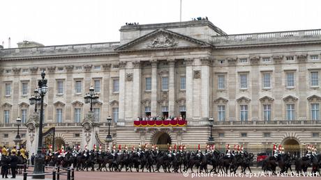 Pałac Buckingham -
Elżbieta II nie mieszka, ona REZYDUJE. Jej siedzibą jest Pałac Buckingham w Londynie. Obiekt ma 775 pokojów, w tym prywatne oraz liczne reprezentacyjne. 19 z nich można oglądać w sierpniu i wrześniu, gdy królowa jedzie na urlop. Fot. dw.de