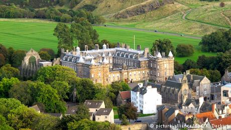 Pałac Holyroodhouse
Oficjalną szkocką rezydencją królowej jest pałac Holyroodhouse w Edynburgu. Przebywa tu podczas ceremonii państwowych oraz oficjalnych wizyt. Obiekt jest znany przede wszystkim z tego, że rezydowała tu Maria Stuart. Rządy najsłynniejszej królowej Szkocji miały raczej burzliwy przebieg, zakończony ścięciem w 1587 roku za spisek i zdradę królowej Elżbiety I. Fot. dw.de