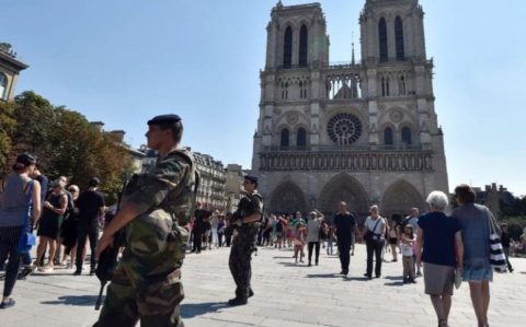 Francuska policja postrzeliła mężczyznę, który zaatakował młotkiem funkcjonariusza w Paryżu przy katedrze Notre Dame