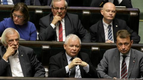 Andrzej Żukowski: Kaczyński doszedł do miejsca, w którym każde własne pierdnięcie myli z „wiatrem historii”. A przecież zostanie po nim tylko brzydki zapach