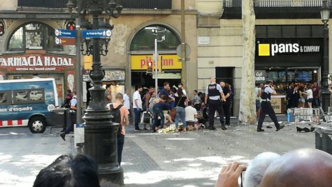Rozpędzona furgonetka wjechał w ludzi w centrum Barcelony. Policja: To atak terrorystyczny