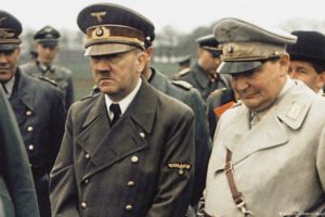 Ferdinand Porsche (w kapeluszu) miał bliskie kontakty z Hitlerem. Fot. Źródło: dw.de