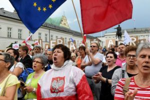 Protesty w Warszawie przeciwko reformie sądownictwa. Fot. Źrodło: dw.de