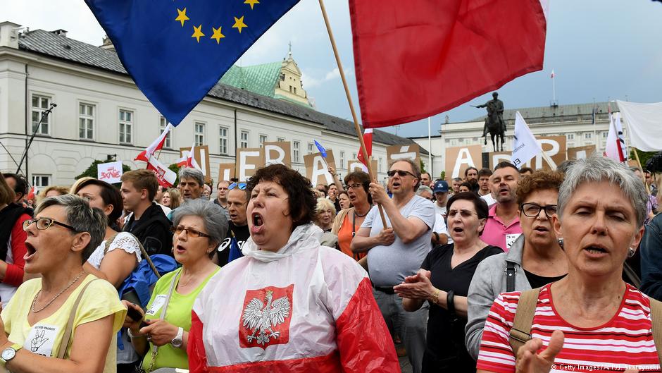 Protesty w Warszawie przeciwko reformie sądownictwa. Fot. Źrodło: dw.de