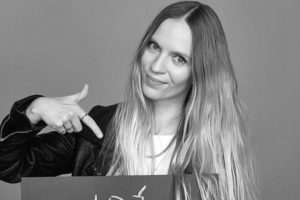 Mary Komasa / facebook.com/marykomasamusic