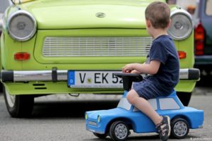 Pierwszy enerdowski Trabant zjechał w 1957 r. z taśmy zakładów w Zwickau. Fot. Źródło: dw.de