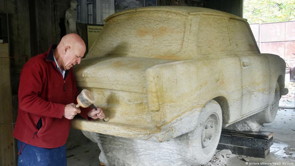 Trabant uwieczniony w kamieniu przez rzeźbiarza Carlo Wlocha. Fot. Źródło: dw.de
