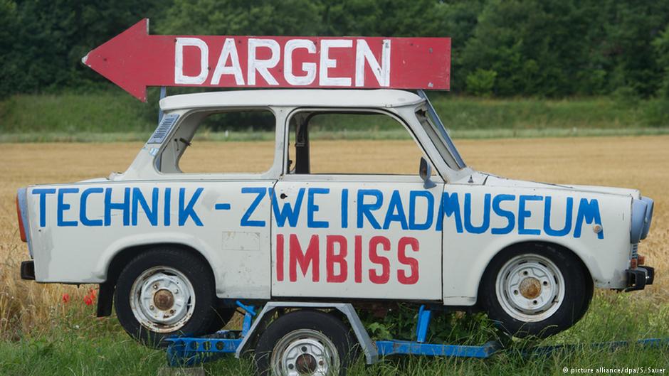 Nośnik reklamy muzeum rowerów i baru przekąskowego Fot. Źródło: dw.de