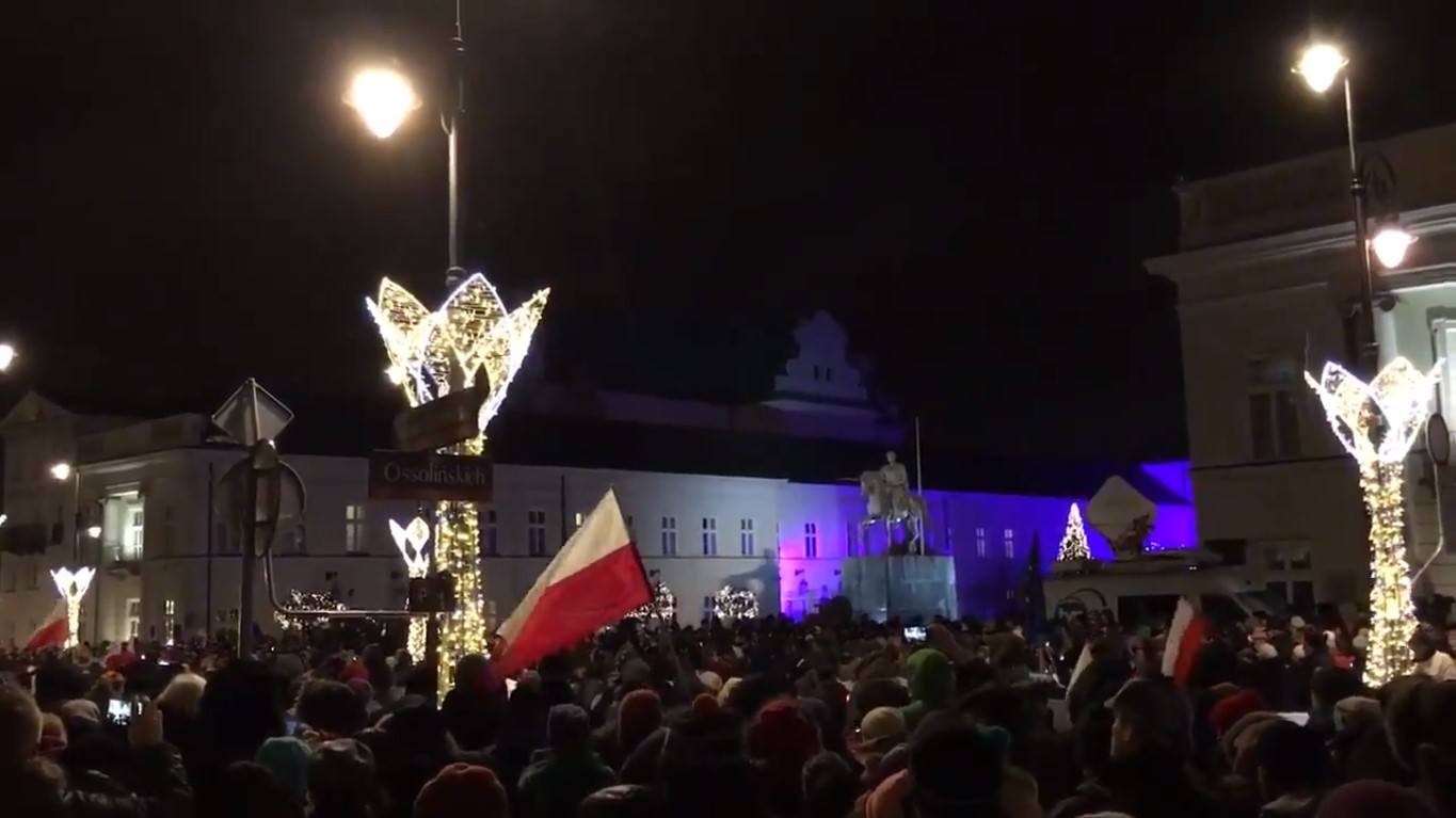 Protest przed Pałacem Prezydenckim i Senatem. Zgromadzeni zaśpiewali Dudzie... specjalną kolędę