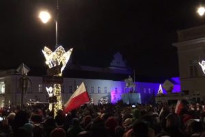 Protest przed Pałacem Prezydenckim i Senatem. Zgromadzeni zaśpiewali Dudzie... specjalną kolędę