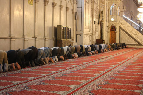 „Islam dzieli świat na wiernych i niewiernych. W chrześcijaństwie zresztą tak samo”. Rozmowa z polskim muzułmaninem