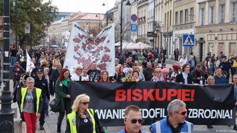 Prasa niemiecka o ofiarach molestowania seksualnego przez duchownych: katolicka Polska nie chce się zająć tym problemem