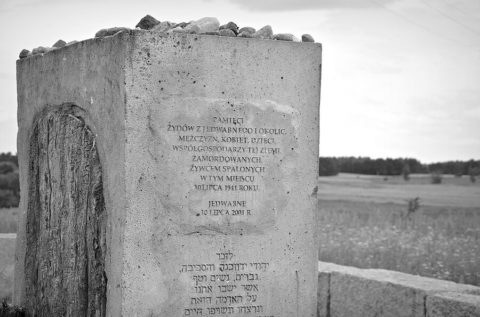 Fragment pomnika upamiętniającego pomordowanych Żydów z Jedwabnego
