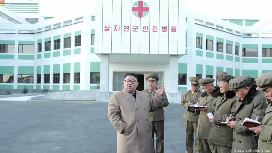Kim Dzong Un prezentuje główny szpital miasta