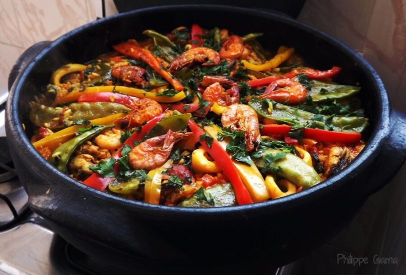 Paella z owocami morza pojawia się na stole Hiszpanów także w święta