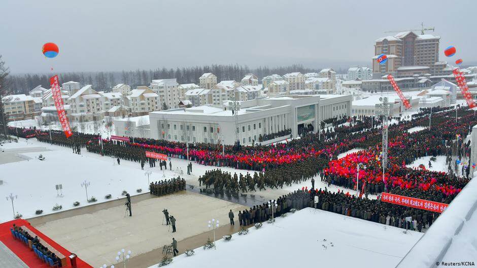 Na terenie miasta Samjiyon, określanego przez państwową agencję KCNA jako "socjalistyczna utopia", znajdują się między innymi budynki mieszkalne, komercyjne i kulturalne, a także hotele, infrastruktura medyczna oraz ośrodek narciarski.