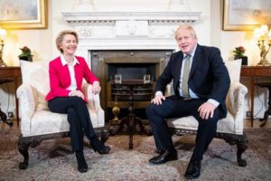 Ursula von der Leyen i Boris Johnson rozmawiają w Londynie