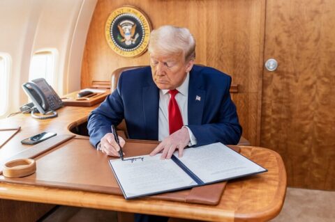 Facebook usuwa spoty wyborcze Trumpa. z nazistowskim symbolem więźniów politycznych