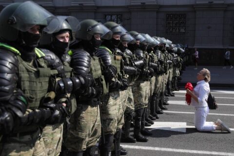 Białoruś. Wielotysięczna manifestacja. Białoruskie MSW grozi użyciem przemocy
