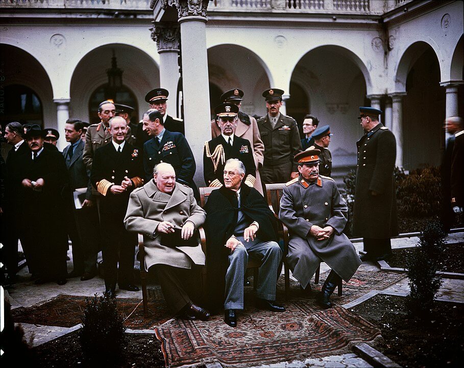 Winston Churchill, Franklin D. Roosevelt i Józef Stalin w Jałcie. Siedzą na środku włoskiego patio w pałacu w Liwadii. fot. wikipedia