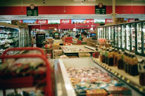 To samo opakowanie, inny skład. W Polsce Coca-Cola jest słodsza, a herbata ciemniejsza