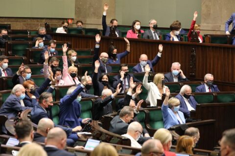 Część propozycji z partyjnego programu PiS będzie finansowana z europejskich środków z Funduszu Odbudowy - przyznawał w TOK FM wiceminister Waldemar Buda z PiS. Rząd do unijnych pieniędzy zbliżył się dzięki wsparciu Lewicy, PSL i Polski 2050, które zagłosowały we wtorek "za" Krajowym Planem Odbudowy.