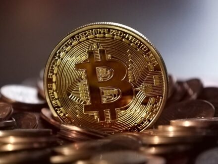 Już nie „na wnuczka”.Teraz przestępcy wykorzystują popularność kryptowalut i oszukują „na bitcoina”