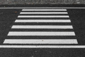 Potrącenie na pasach, a odszkodowanie dla pieszego
