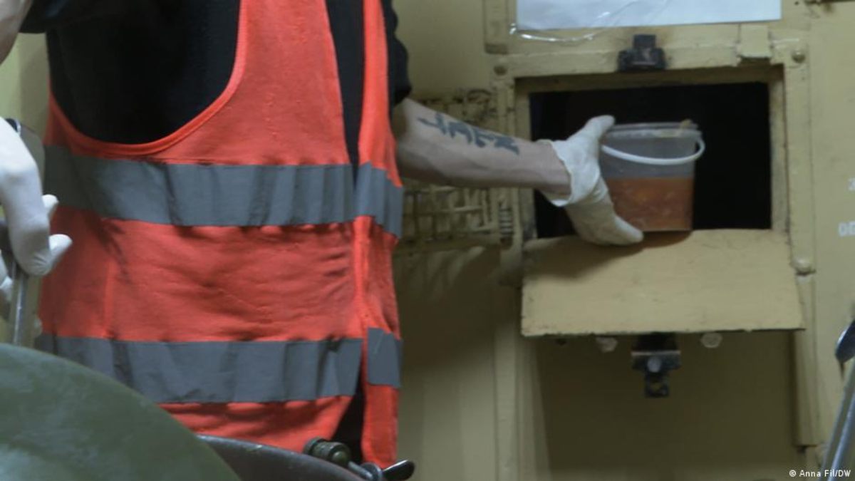 Ukraiński więzień rozdaje obiad rosyjskim jeńcom wojennym
