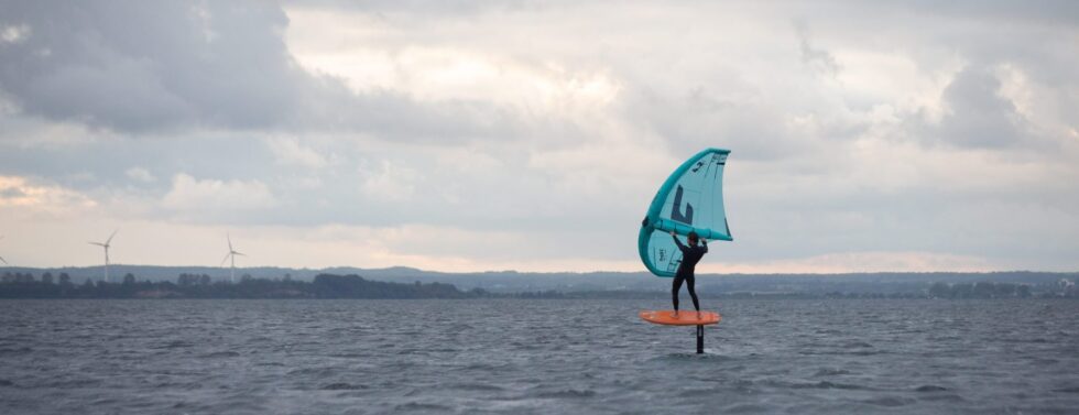 Surfing, kitesurfing czy wing foi