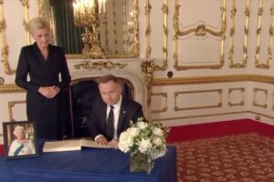 Pogrzeb Elżbiety II. Andrzej Duda złożył wpis do księgi kondolencyjnej, ale musiał skorzystać ze ściągi. W rękawie miał karteczkę z przygotowanym wcześniej tekstem