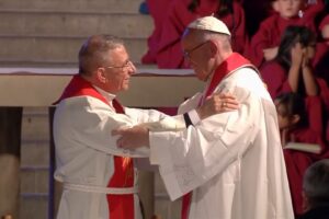 Prezydent Światowej Federacji Luterańskiej bp Munib A. Younan oraz papież Franciszek podczas nabożeństwa ekumenicznego w katedrze w Lund