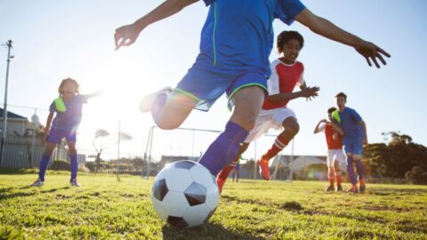 W świecie futbolu: Od boiska podwórkowego do stadionu narodowego