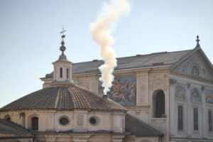 Biały dym nad Watykanem symbolizuje wybór papieża