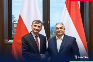 "Dzisiaj spotkałem w Budapeszcie Zbigniewa Ziobrę, byłego ministra sprawiedliwości, którego polski rząd chce aresztować. A to wszystko w sercu Europy. Tymczasem Bruksela słucha. Co za stan rzeczy!" — napisał w czwartkowe popołudnie premier Węgier Viktor Orban po spotkaniu z Ziobrą