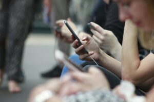 Dłonie z telefonami, rozmowy w komunikatorze
