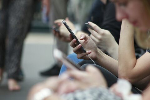 Dłonie z telefonami, rozmowy w komunikatorze