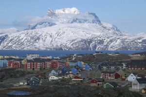 Dzielnica Nuussuaq w Nuuk, stolicy Grenlandii, z górą Sermitsiaq w tle