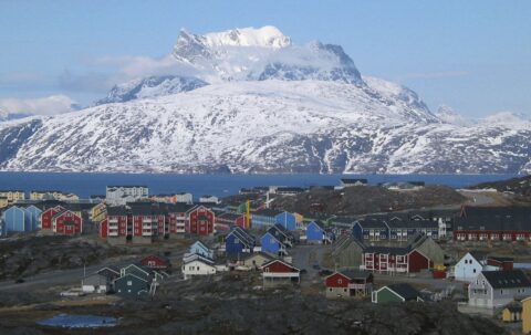 Dzielnica Nuussuaq w Nuuk, stolicy Grenlandii, z górą Sermitsiaq w tle