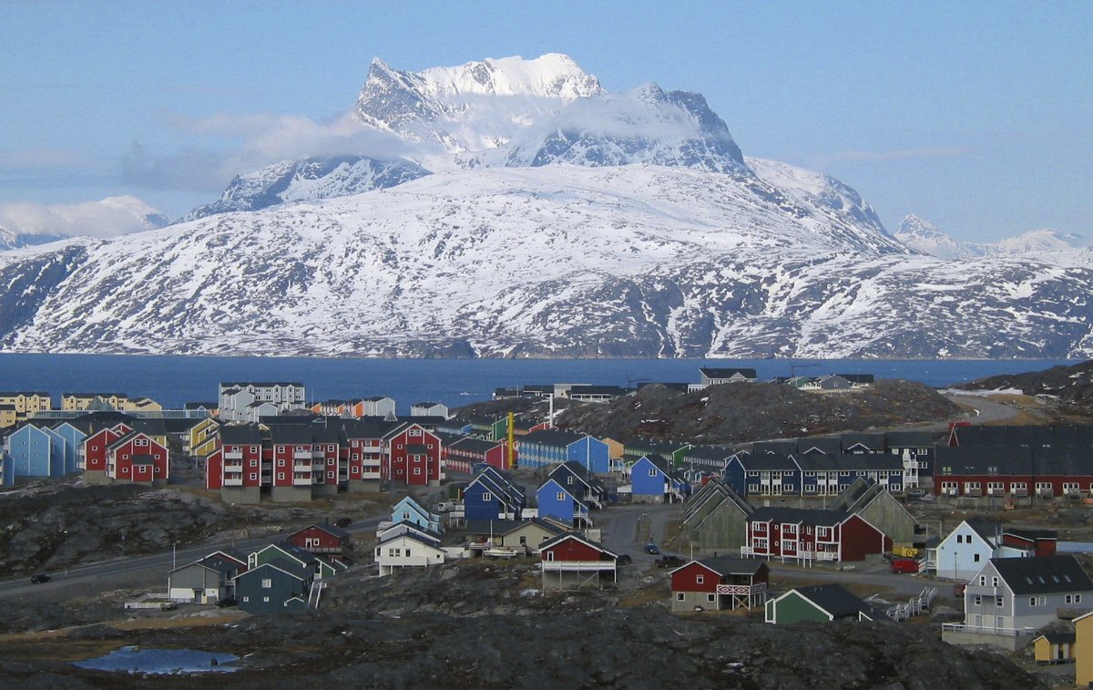 Dzielnica Nuussuaq w Nuuk, stolicy Grenlandii, z górą Sermitsiaq w tle